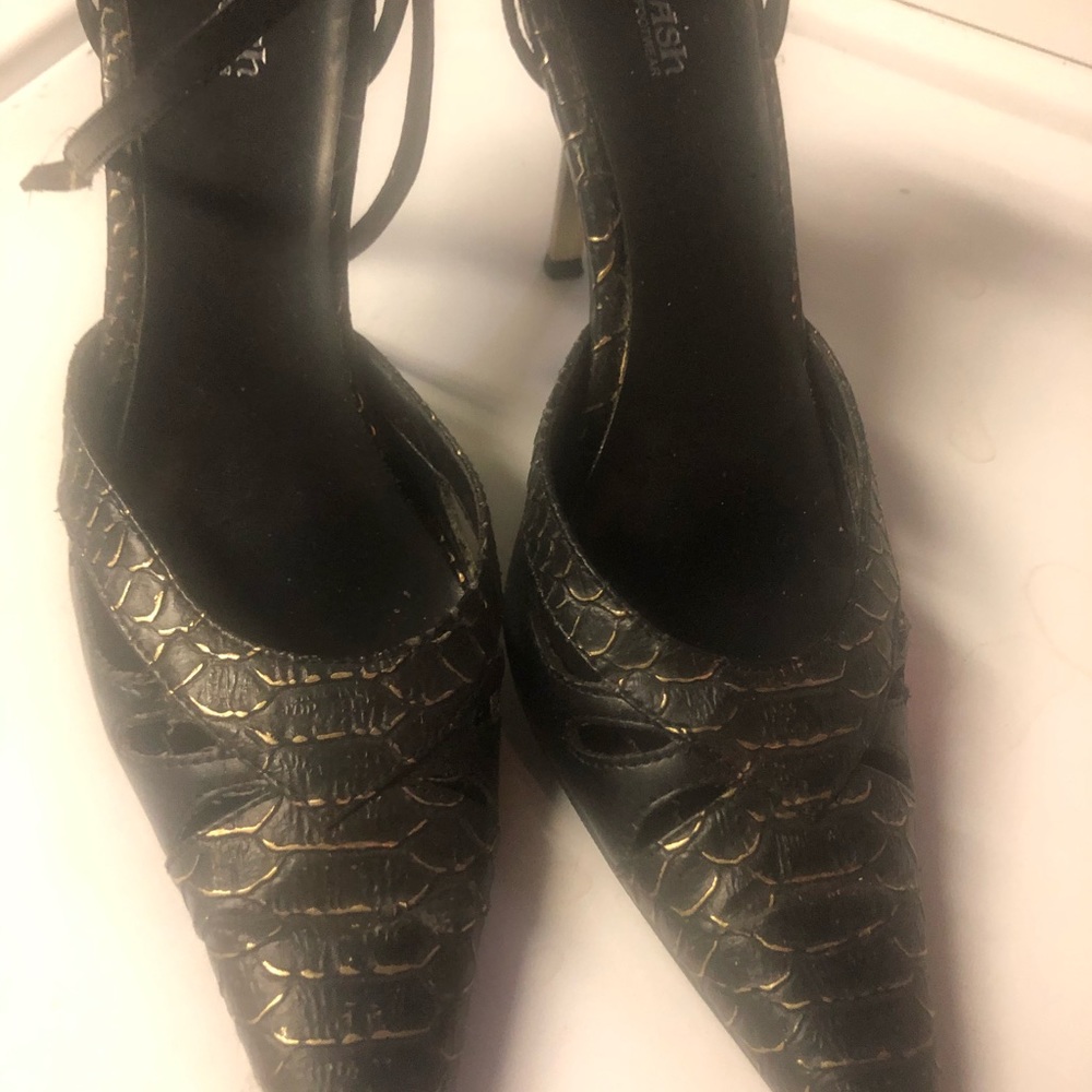 🦋Women black and gold heel- great condition